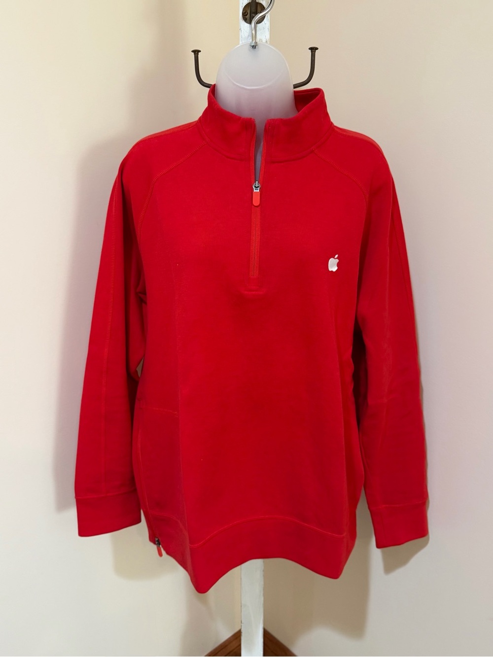 NEW APPLE STORE LOGO EMPLOYEES ONLY ¼ ZIP SWEATSHIRT IN BRIGHT RED UNISEX LARGE